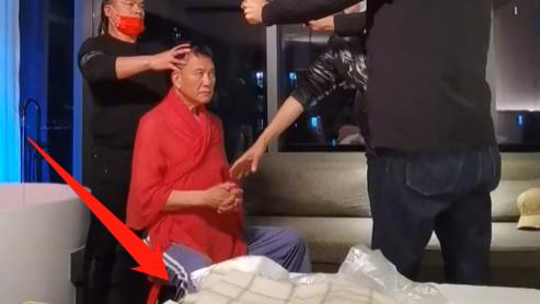 万梓良|万梓良拍摄花絮再遭吐槽，身披红布略显怪异，摄影设备仅有一台