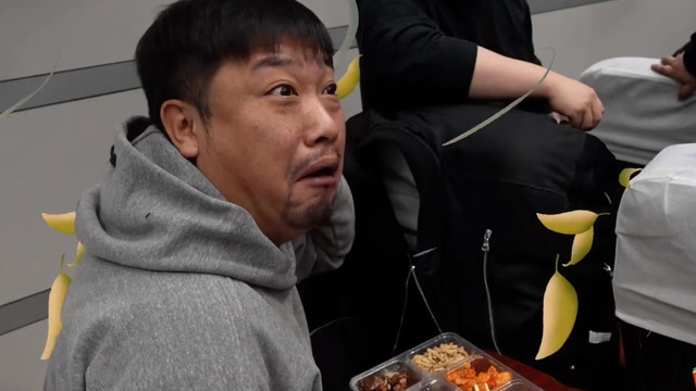 明星|春晚后台气氛好！贾玲主动与群演合照，明星和工作人员吃同款盒饭