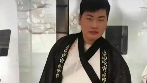 带货|朱小伟事业心大起，穿得不伦不类像去拍戏，网友：地主家的傻儿子