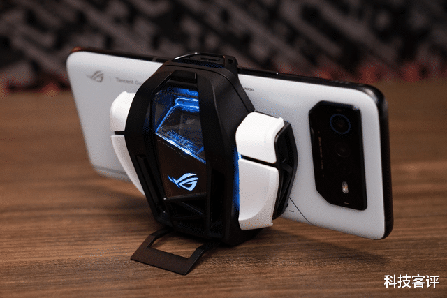 高通骁龙|折叠屏手机持续火热，理性讨论它适合用来游戏娱乐吗？