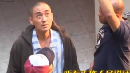 朱一龙|朱一龙为角色不顾形象！新戏曝路透：剃光头，赤脚站在泥地又瘦了