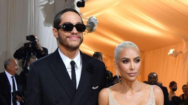 金·卡戴珊|金卡戴珊太敢穿了，穿了玛丽莲梦露的裙子，秀出精致的曲线