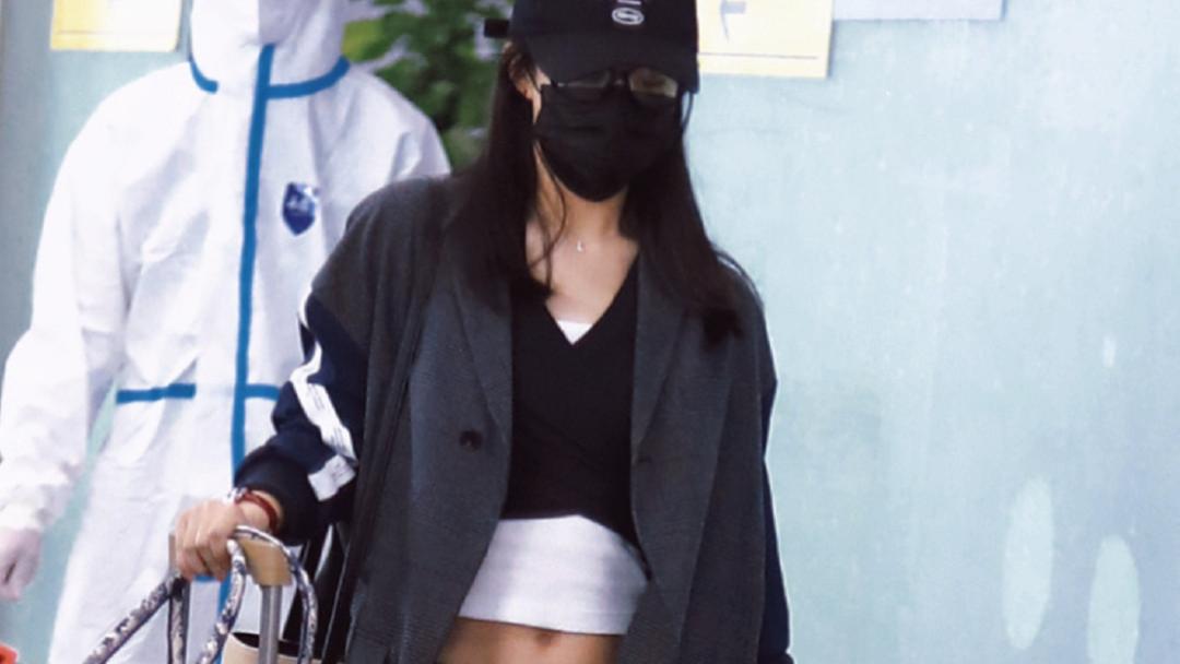 杨幂|女明星拼身材太内卷：赵丽颖秀腹肌，杨幂曲线惊人，殷桃小蛮腰