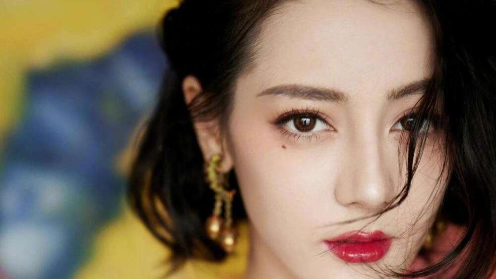 迪丽热巴|迪丽热巴杨紫同天现身机场，一个低调舒适，一个风格受好评