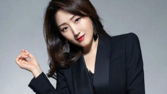 柳岩|51岁杨钰莹现身老家演出，与村民握手接地气，衣着打扮被吐槽显矮