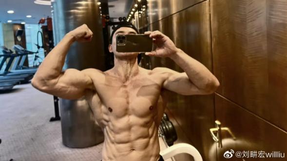 刘畊宏|50岁刘畊宏晒健身照，秀鲨鱼线和子弹肌，网友：必须列入教科书
