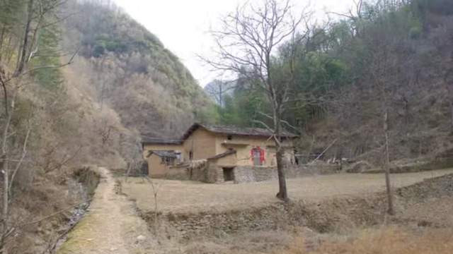 四川省|徒步去秦岭一个山沟里探村，发现一个原始的深山农户，环境与世隔绝
