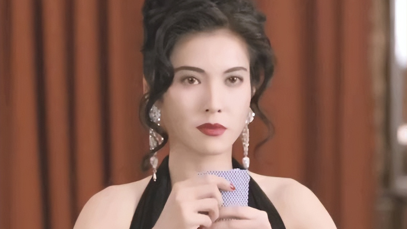 李婉华|李婉华18岁女儿公开恋情！被男友搂抱亲吻太甜蜜，是法律系高材生