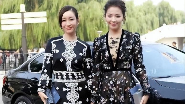 布兰妮·斯皮尔斯|黑色的裙子也能很惹眼，学秦海璐这么搭配，张扬过头很高级