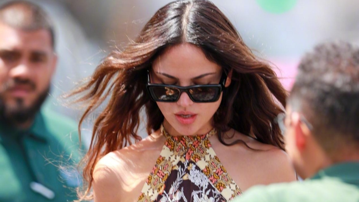 艾莎·冈萨雷斯|艾莎冈萨雷斯好美！一袭复古长裙太迷人，网友：买咖啡都像走T台