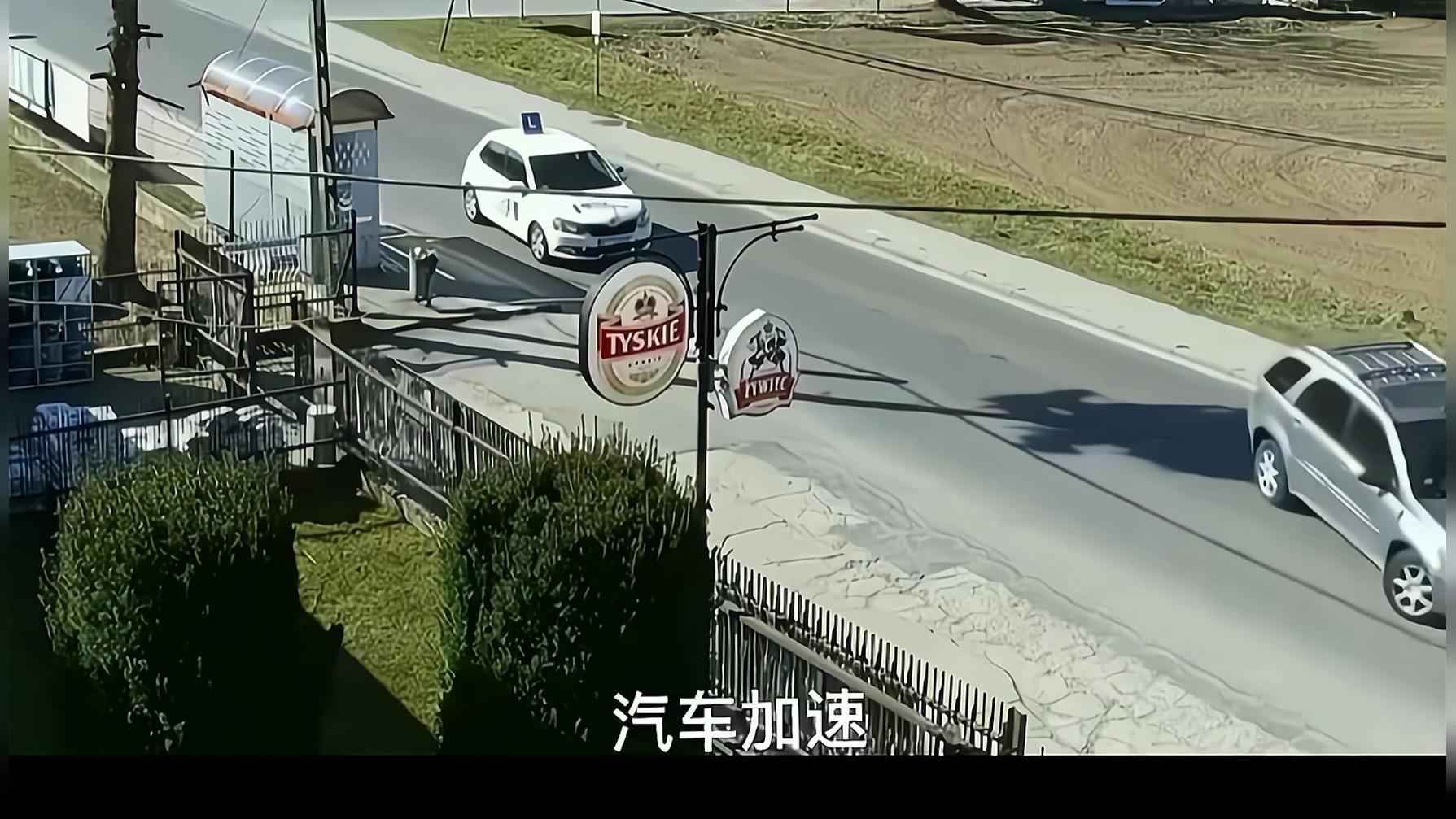 灰色汽车倒车时突然加速旋转两圈撞上白色汽车#汽车 #倒车 #司机蜜汁操作