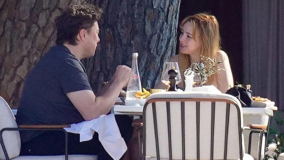 伊隆·马斯克|马斯克与29岁女演员法国约会，女子14岁出道，金发红唇像真人芭比