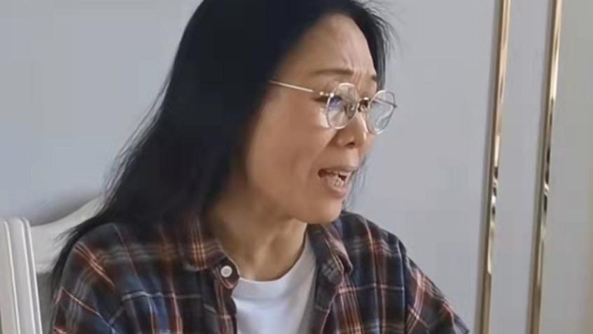 吴琼|59岁吴琼全家包游艇度假，小15岁老公穿戴奢侈品，一顶帽子近三千