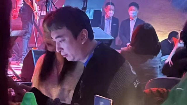 王思聪|王思聪带美女嗨玩，身材臃肿脖子下巴连一块，老态初现被批油腻