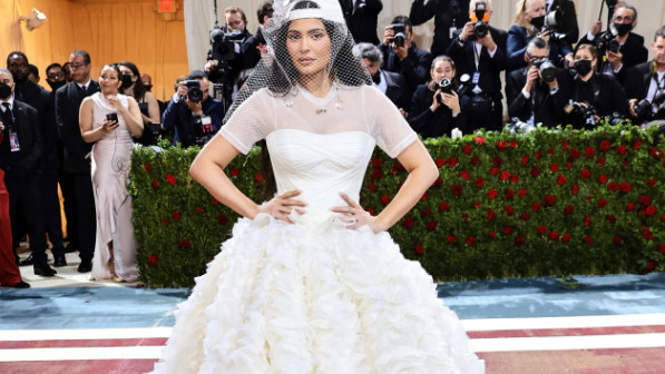 |25岁凯莉詹娜二胎产后秀恩爱，高调露出马甲线，重返红毯魅力十足