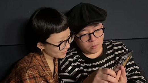 郝劭文|郝劭文求婚成功后，未婚妻首晒照秀恩爱，俩人贴一起看手机好甜蜜