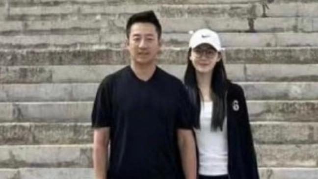 张颖颖|大胆认爱？汪小菲张颖颖疑似同框照曝光，与女方十指紧扣秀恩爱