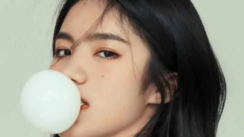 李勒优|李勒优庆20岁生日，拍写真大片撞脸杨丞琳，网友却关注她毕业年龄