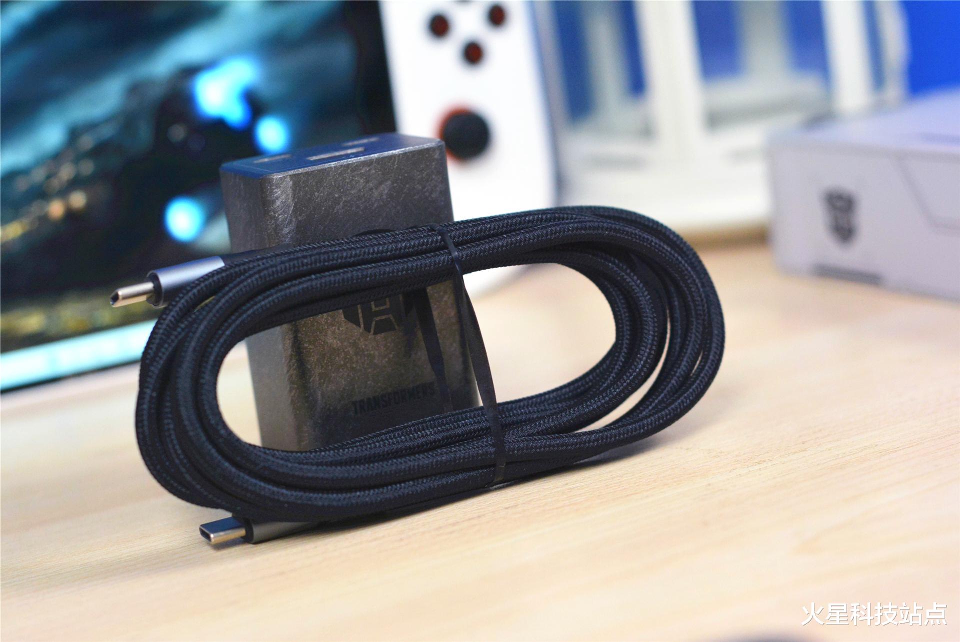 达尔优|努比亚推出变形金刚战损版充电器:65瓦功率,能给三个设备一起充电