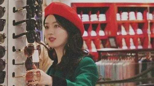 赵丽颖|被赵丽颖的港风气质迷倒了，穿绿色大衣配小红帽，复古气质惊艳