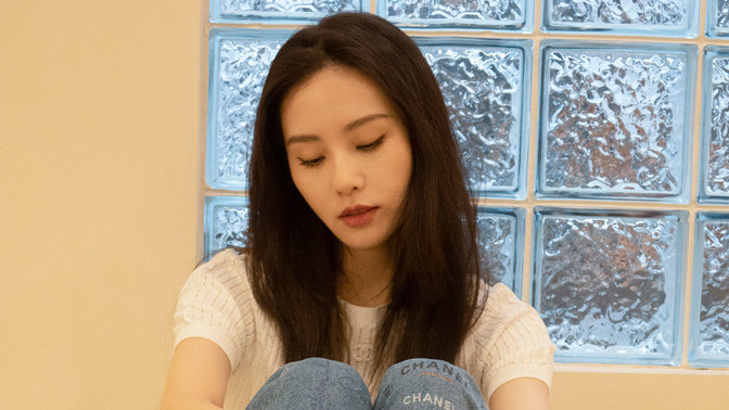 刘诗诗|刘诗诗窗台自信晒自拍，穿针织衫手拿咖啡，同事角度下变冷艳美人