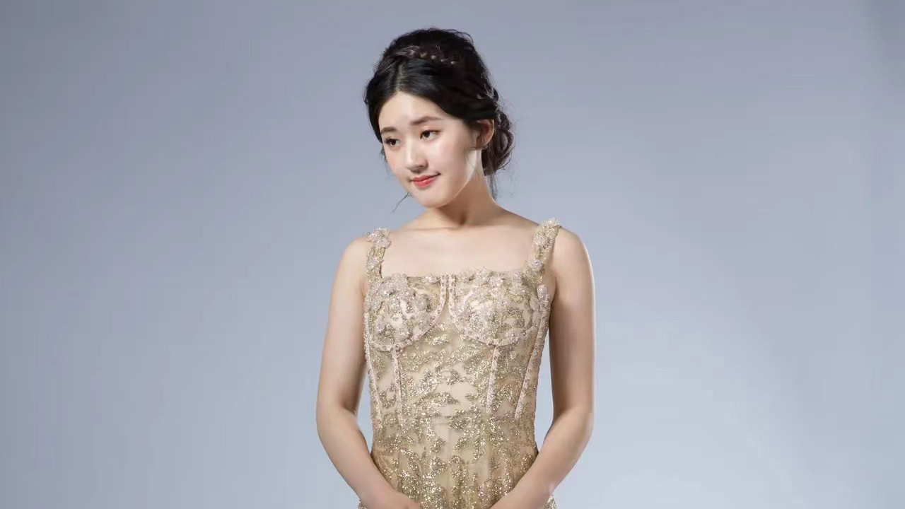 赵露思|赵露思穿低领长裙拍大片，双手摆放位置惹争议，网友：看着像孕妇