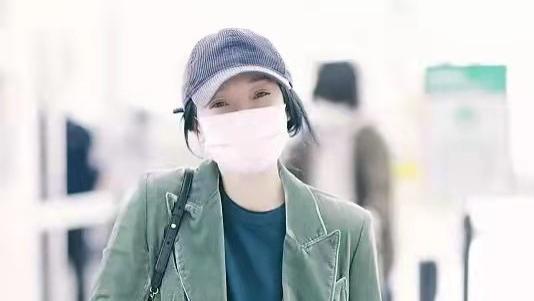 周迅|周迅终于穿对一回了，灯芯绒西装配阔腿裤走机场，简约又高级