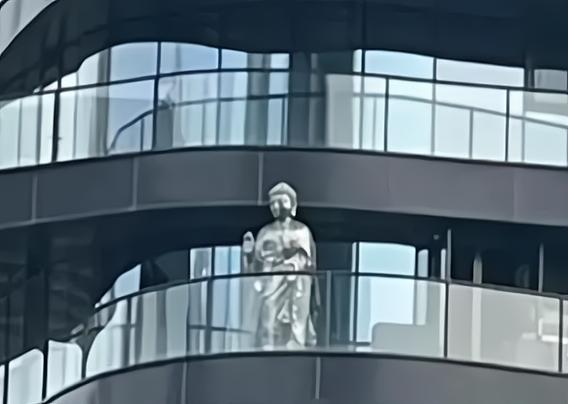 网友爆料王菲豪宅无人出入，却摆2米高大金佛像，疑似求安心