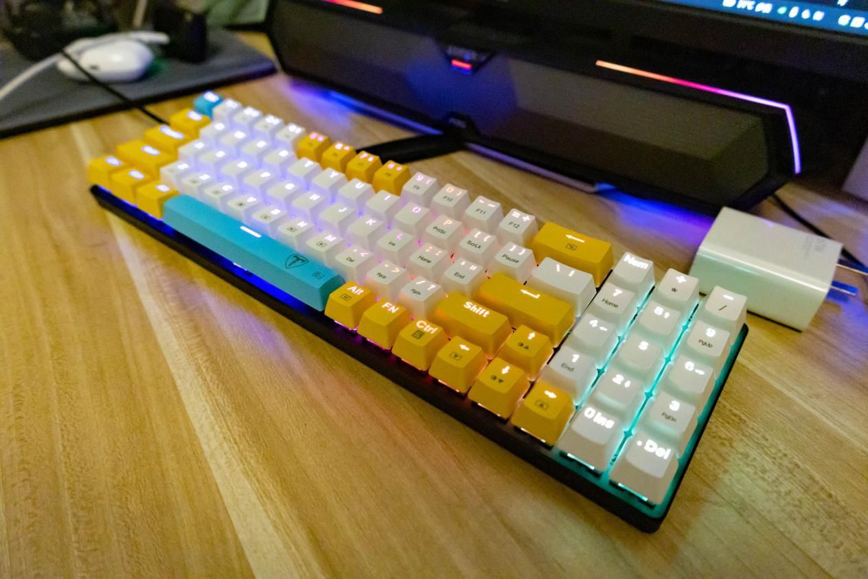 机械键盘|?【好物推荐】 ETi78键 彩色青轴机械键盘