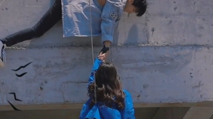 王俊凯|王俊凯拍《重生之门》危险戏好拼：身体悬空状态拉住坠楼女生的手