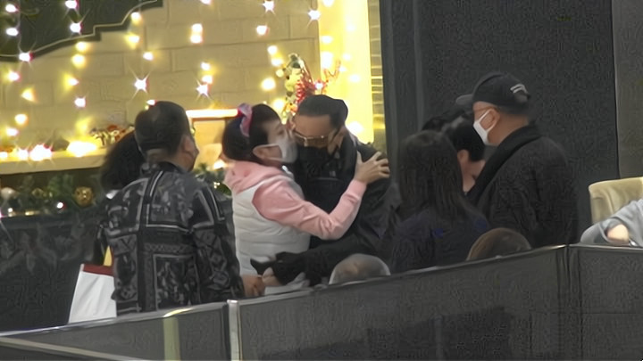 谢贤|狄波拉与两任丈夫愉快聚餐，举止甜蜜，亲自帮前夫谢贤整理口罩