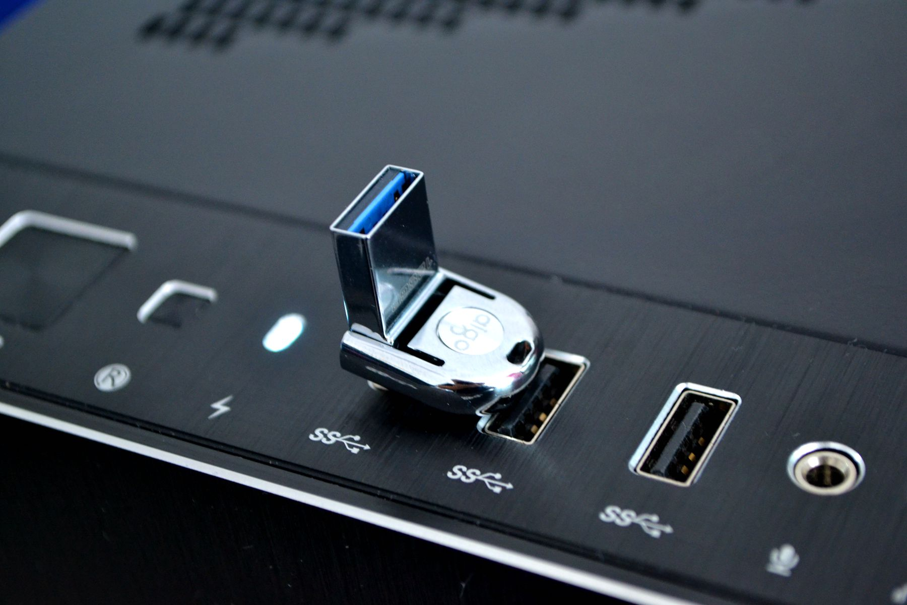 ie|传统U盘要完蛋?性能提升十倍,还支持C口!老闪迪终于被我淘汰了