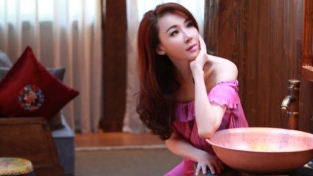 李若彤|“年轻时越美，老了越丑”的女星，把美都提前消耗掉了，一言难尽