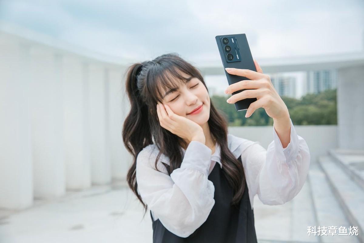 固态硬盘|目光移不开啊!妹子与中兴Axon 40 Ultra我都喜欢