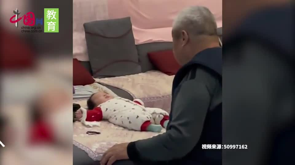 重孙女睡觉太爷爷半小时敲8次门，宝妈哭笑不得抱出孩子：看个够