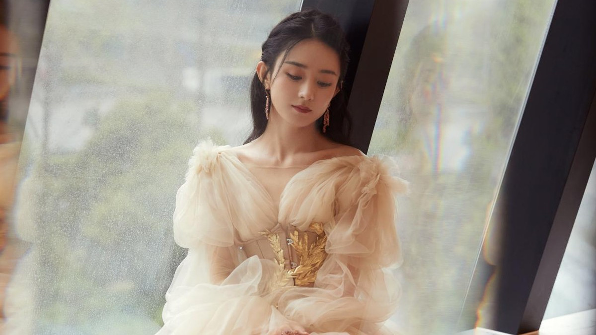 赵丽颖|赵丽颖就算当了妈也有公主梦，但腰勒得这么紧，看着有点透不过气来