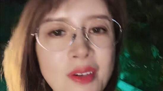 金巧巧|47岁金巧巧直播中被嘲显老，当场霸气回怼，网友拍手叫好