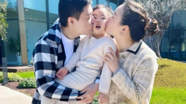丁俊晖|丁俊晖一家三口同框，与老婆同时亲吻宝贝女儿，画面溢出幸福