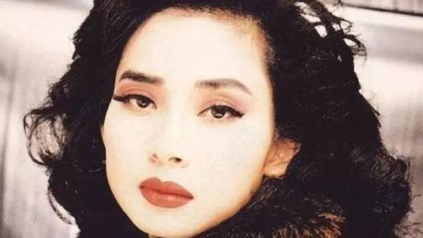 邝美云|她14岁被父亲逼外出赚钱，成身家五亿的富婆，赌王都给她面子