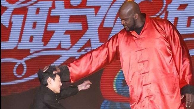 奥尼尔|别和奥尼尔站在一起合照！拳王泰森一脸和蔼，巨石强森秒变小石头