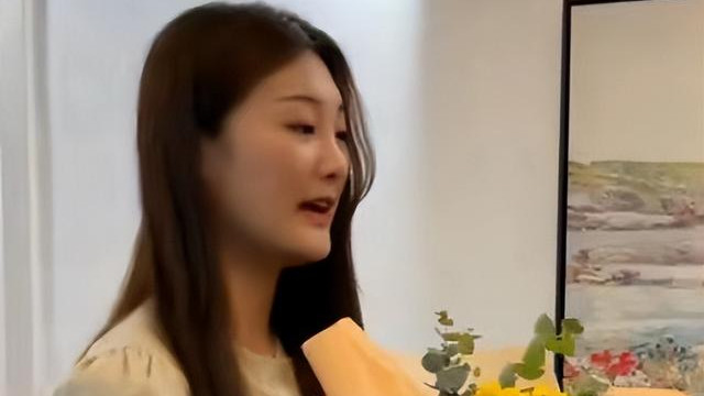 陈亚男|陈亚男拜访护士长，冒雨送鲜花，被夸善良女孩，榜一大哥的话亮了