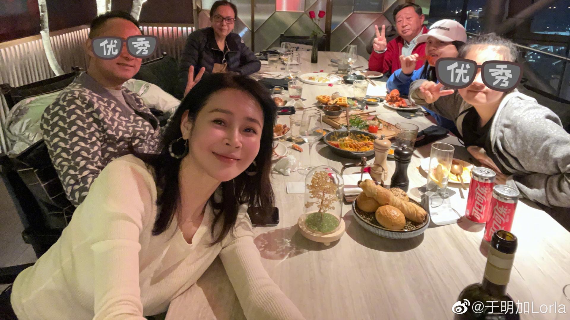 于明加|于明加丈夫罕露面，与太太合照开心比耶，俩女儿一个像爸一个像妈