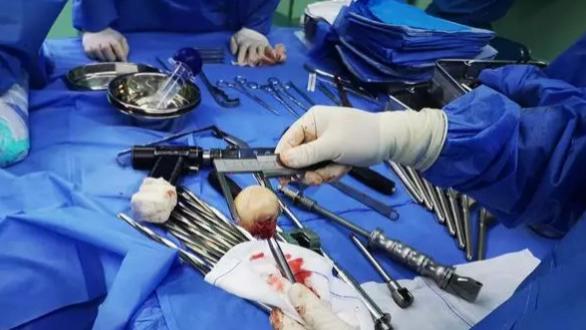 后遗症|当年16万断骨，只为长高7.2厘米的李亚诺，如今只能和后遗症为伴