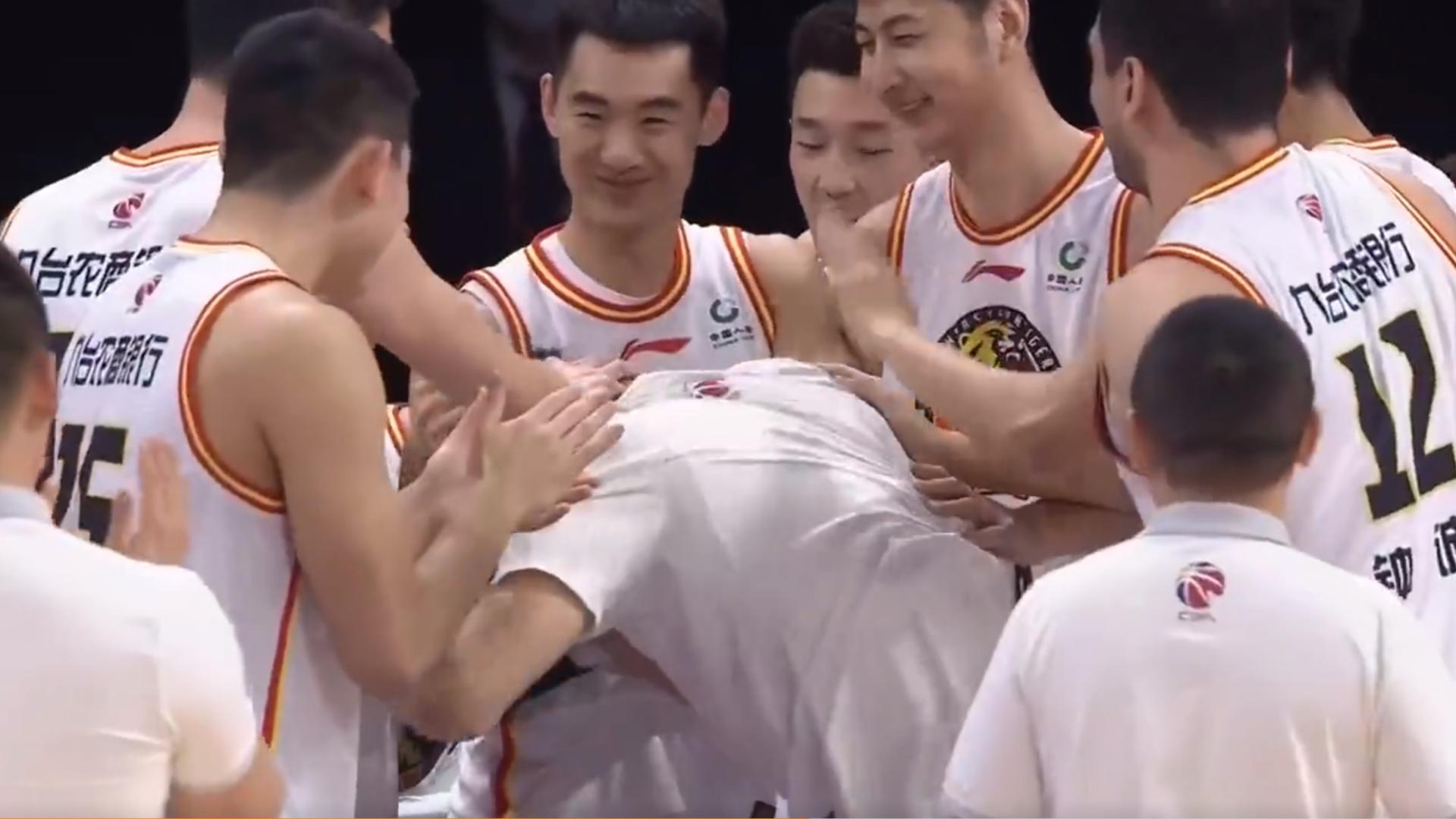 季后赛|激动! 吉林淘汰首钢解说哽咽: 上次季后赛赢球还是18年前 很多球迷没出生