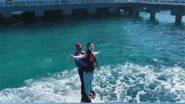 张纪中|张纪中一家做极限运动！小31岁妻子海上飞行，被男教练抱热情挥手