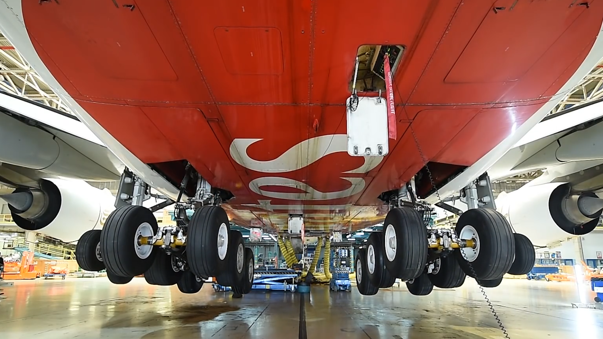 30吨的飞机，3个轮胎就能支撑，为何30吨的卡车却要20个？