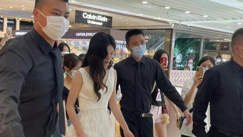 文咏珊|33岁文咏珊近照曝光，穿深V白裙获保镖开路，专人在前面打灯！