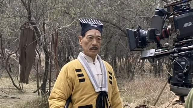 林正英|钟发新电影形象曝光！身穿道袍手拿关公刀，英姿丝毫不输林正英