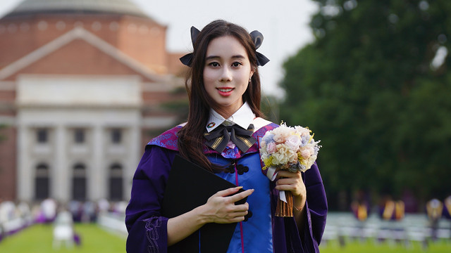 何超欣|23岁何超欣清华研究生毕业，此前已获麻省理工双学位，遭网友质疑