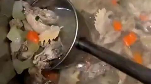 广西|广西某高校食堂用鸡头煲汤，网友：这都是“老员工”了